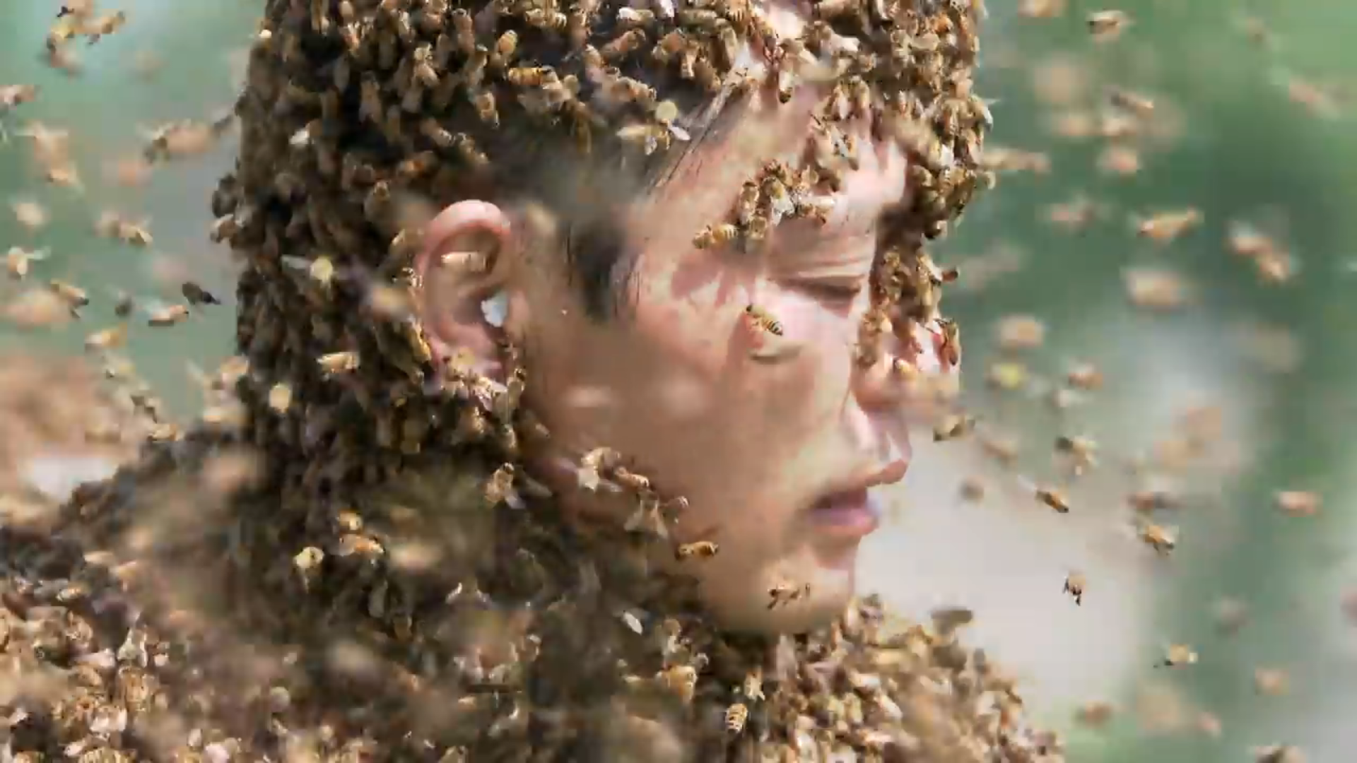 Fearless Chinese man covers entire body in bees